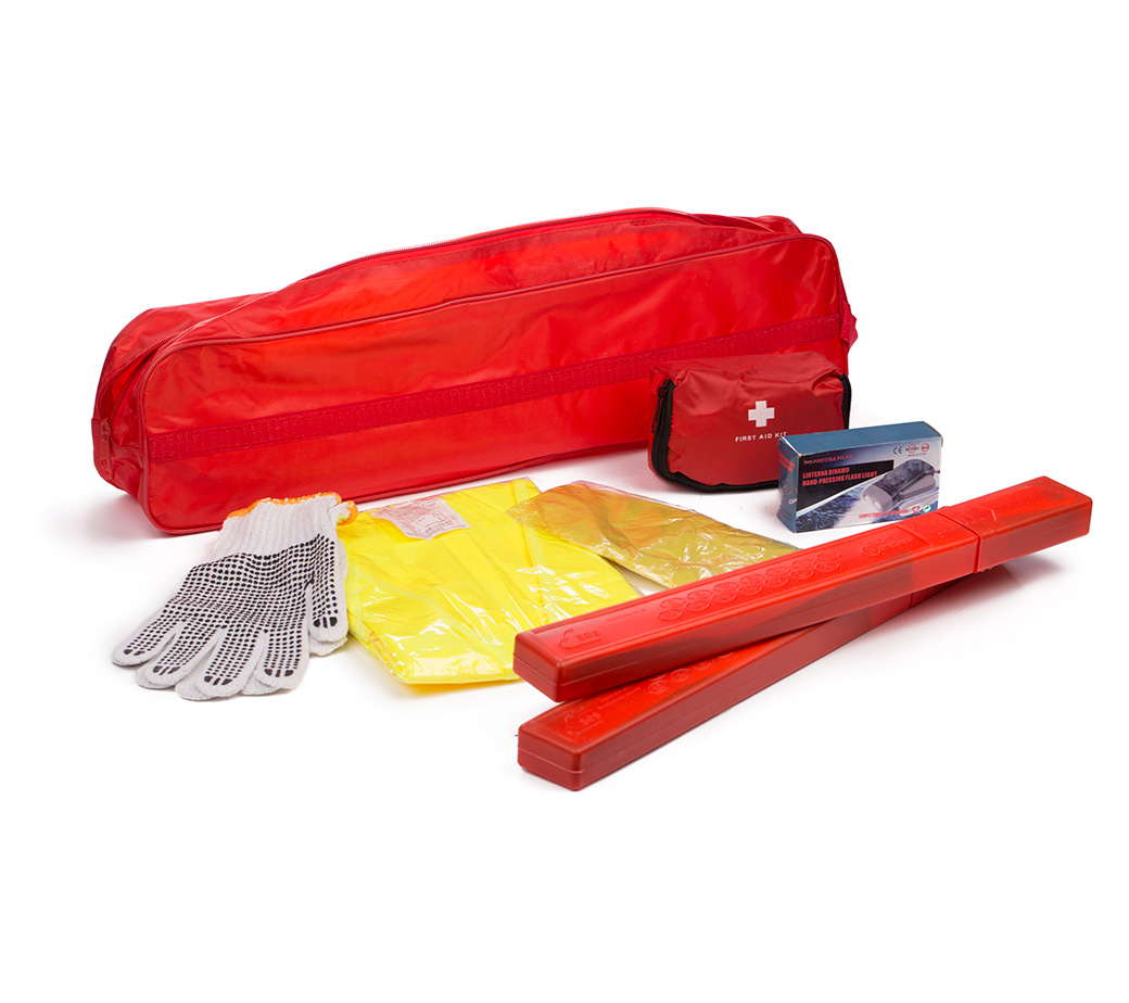 Kit de emergencia para coche sobre fondo blanco